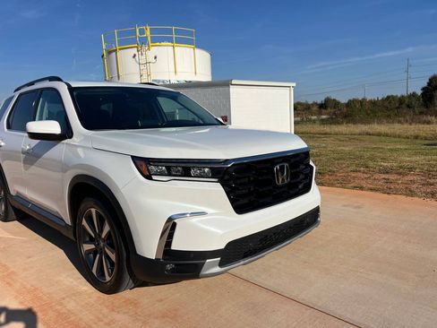 Used 2023 Honda Pilot Touring image 4