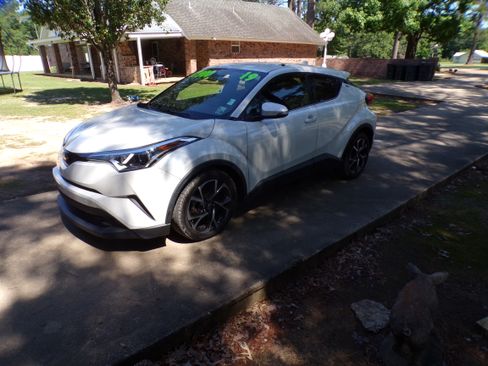 Used 2019 Toyota C-HR Limited FWD image 8