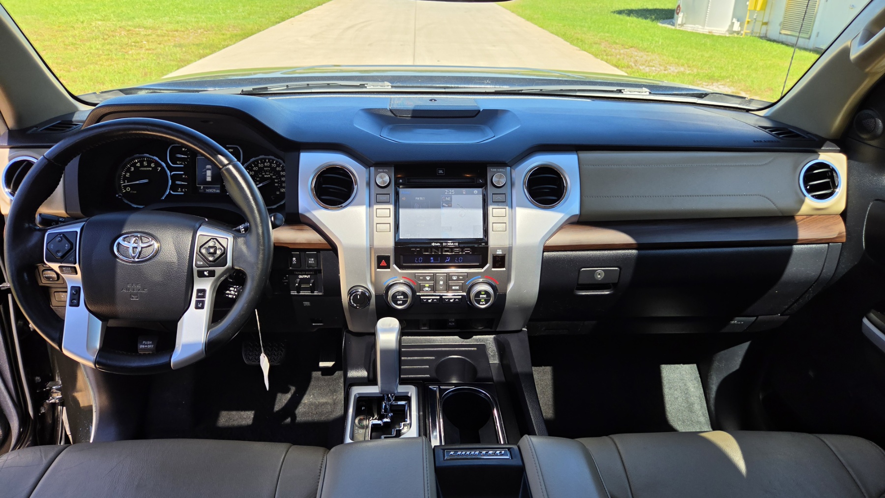 Used 2018 Toyota Tundra 4x4 CrewMax Limited image 14