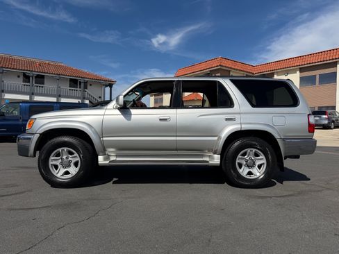 Used 2002 Toyota 4Runner SR5 AWD/4WD image 2