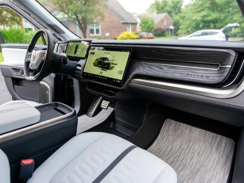 Used 2023 Rivian R1S Adventure image 24