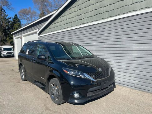 Used 2015 Toyota Sienna SE image 6
