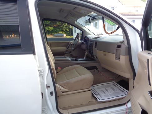 Used 2010 Nissan Titan 4x4 Crew Cab image 7