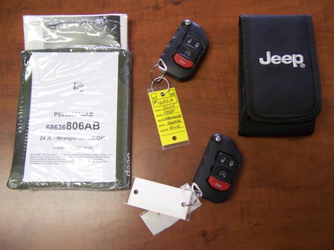Used 2024 Jeep Wrangler 4WD Unlimited Sahara image 19
