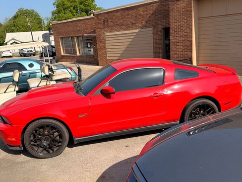 Used 2011 Ford Mustang GT RWD image 2
