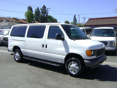 Used 2006 Ford E-350 and Econoline 350 Super Duty Wagon RWD image 3