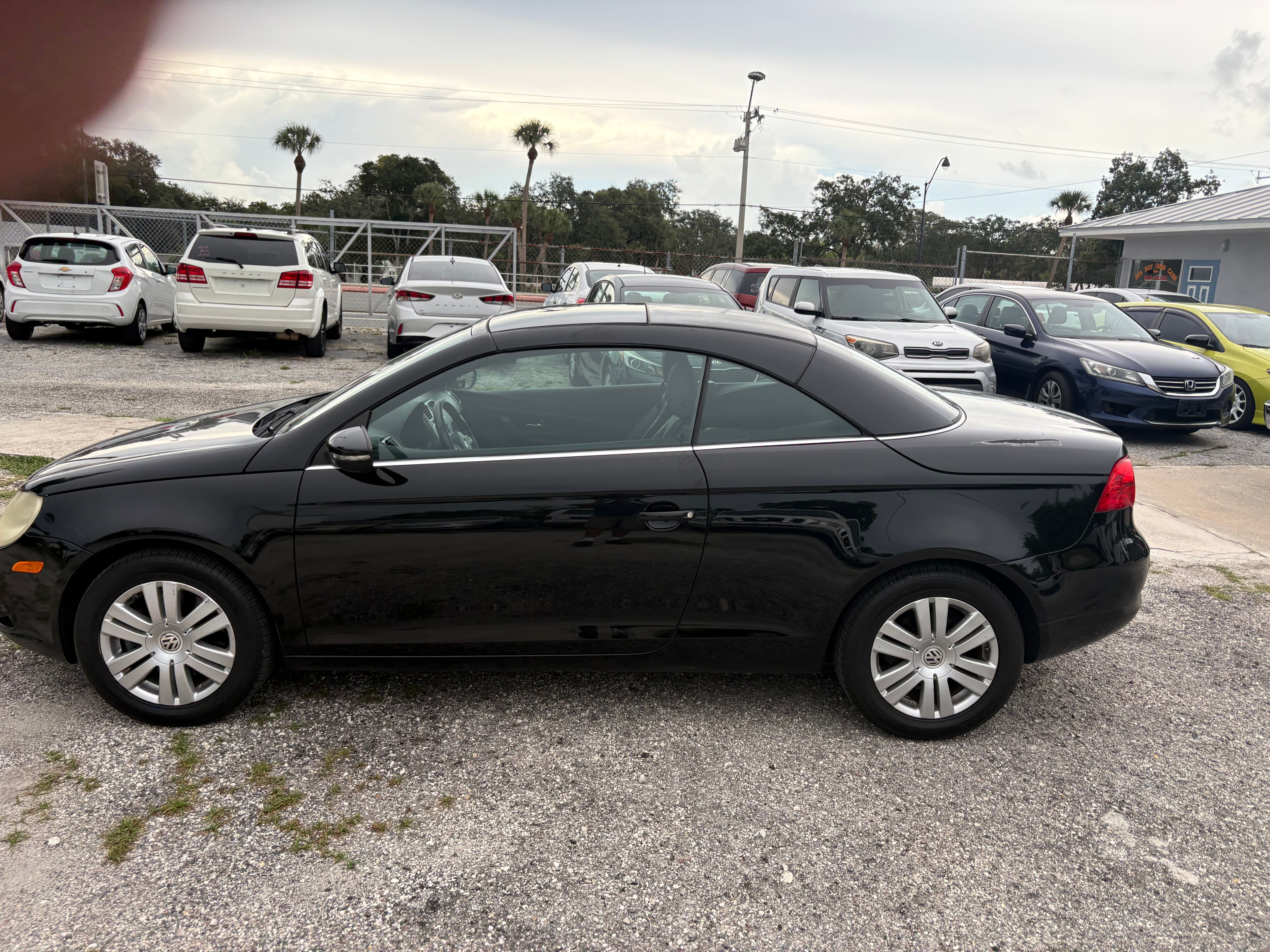 Used 2010 Volkswagen Eos Komfort FWD image 3