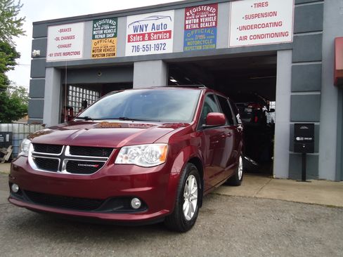 Used 2019 Dodge Grand Caravan SXT FWD image 1