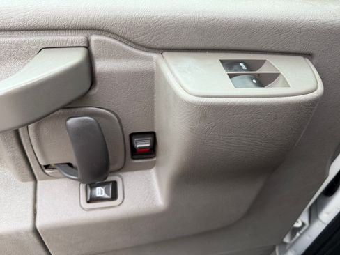 Used 2017 Chevrolet Express 3500 RWD image 11