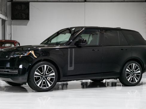 Used 2025 Land Rover Range Rover SE image 1