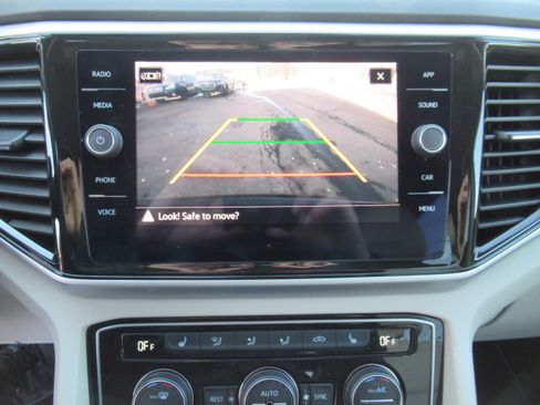 Used 2022 Volkswagen Atlas SE w/ Technology Package image 14