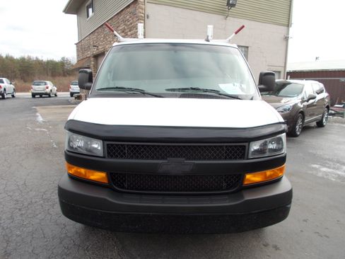 Used 2018 Chevrolet Express 2500 image 2