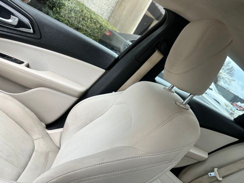 Used 2016 Chrysler 200 Limited image 16