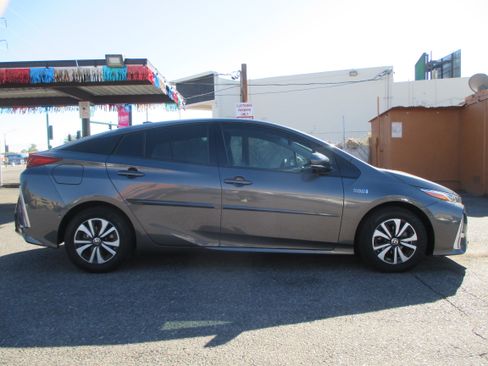 Used 2017 Toyota Prius Prime image 2