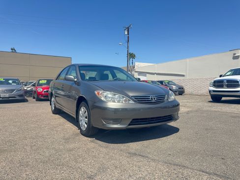 Used 2005 Toyota Camry LE FWD image 12