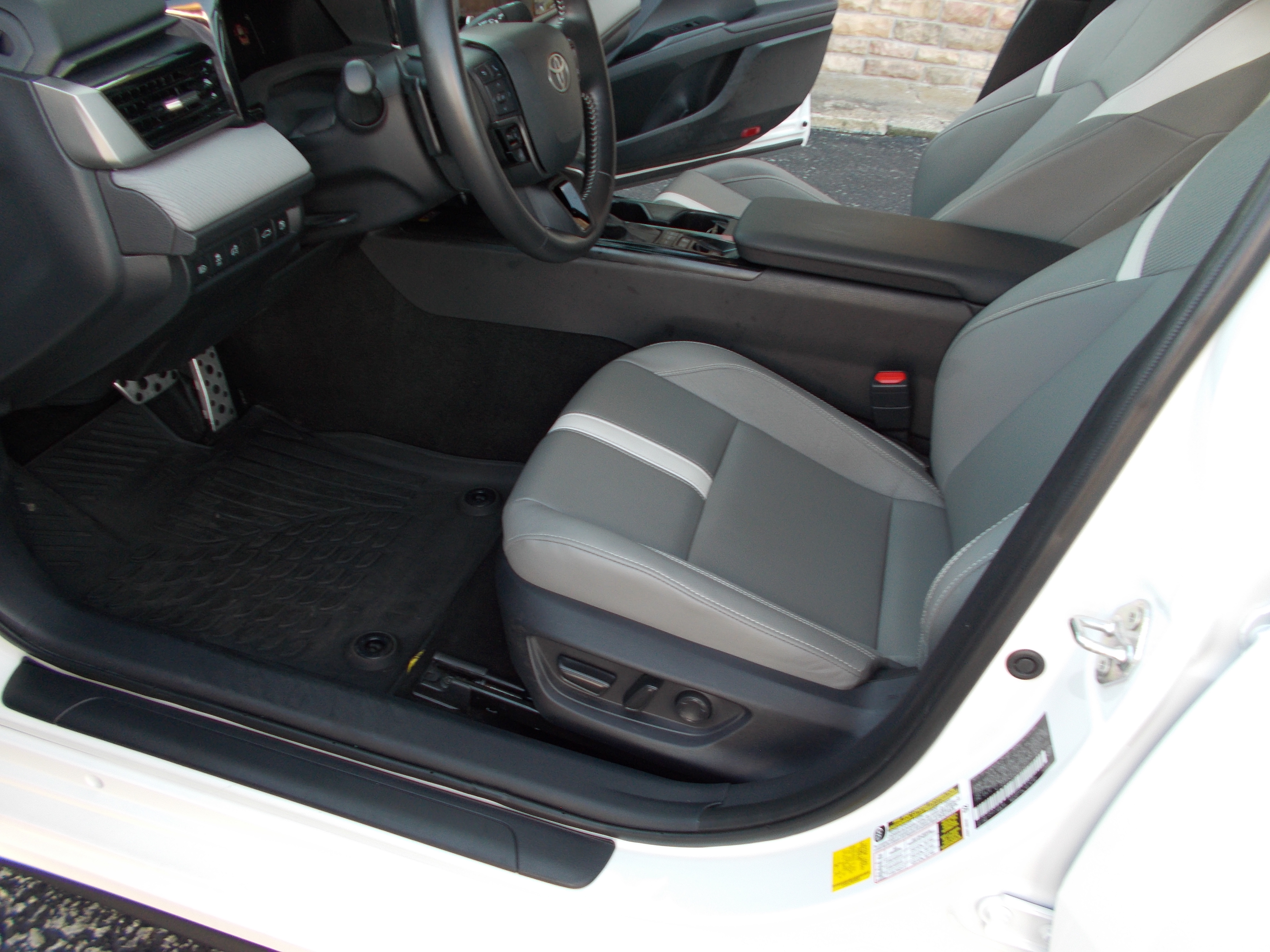 Used 2025 Toyota Camry SE Hybrid FWD image 13