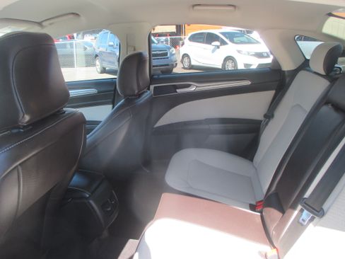 Used 2020 Ford Fusion SE FWD image 13