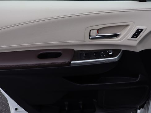 Used 2024 Toyota Sienna Platinum image 23