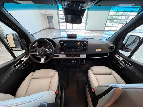 Used 2025 Mercedes-Benz Sprinter 3500 image 33