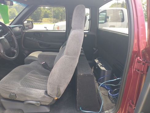 Used 2002 Chevrolet S10 Pickup 4x4 Extended Cab image 5
