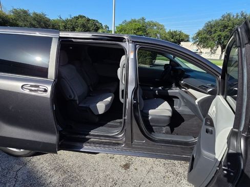 Used 2024 Toyota Sienna LE FWD image 7