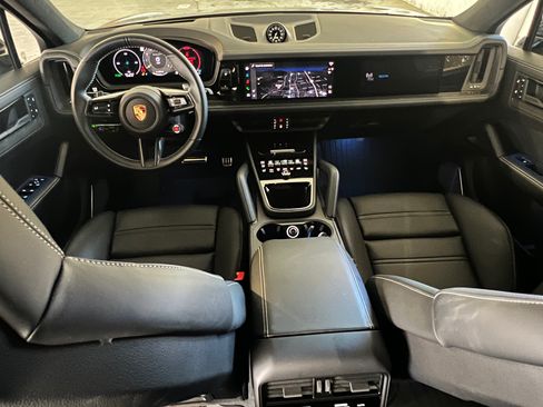 Used 2025 Porsche Cayenne Turbo GT Coupe AWD/4WD image 28