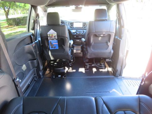 Used 2025 Chrysler Pacifica Select image 30