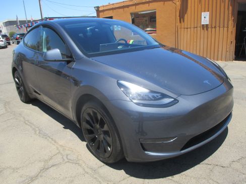 Used 2023 Tesla Model Y AWD image 3