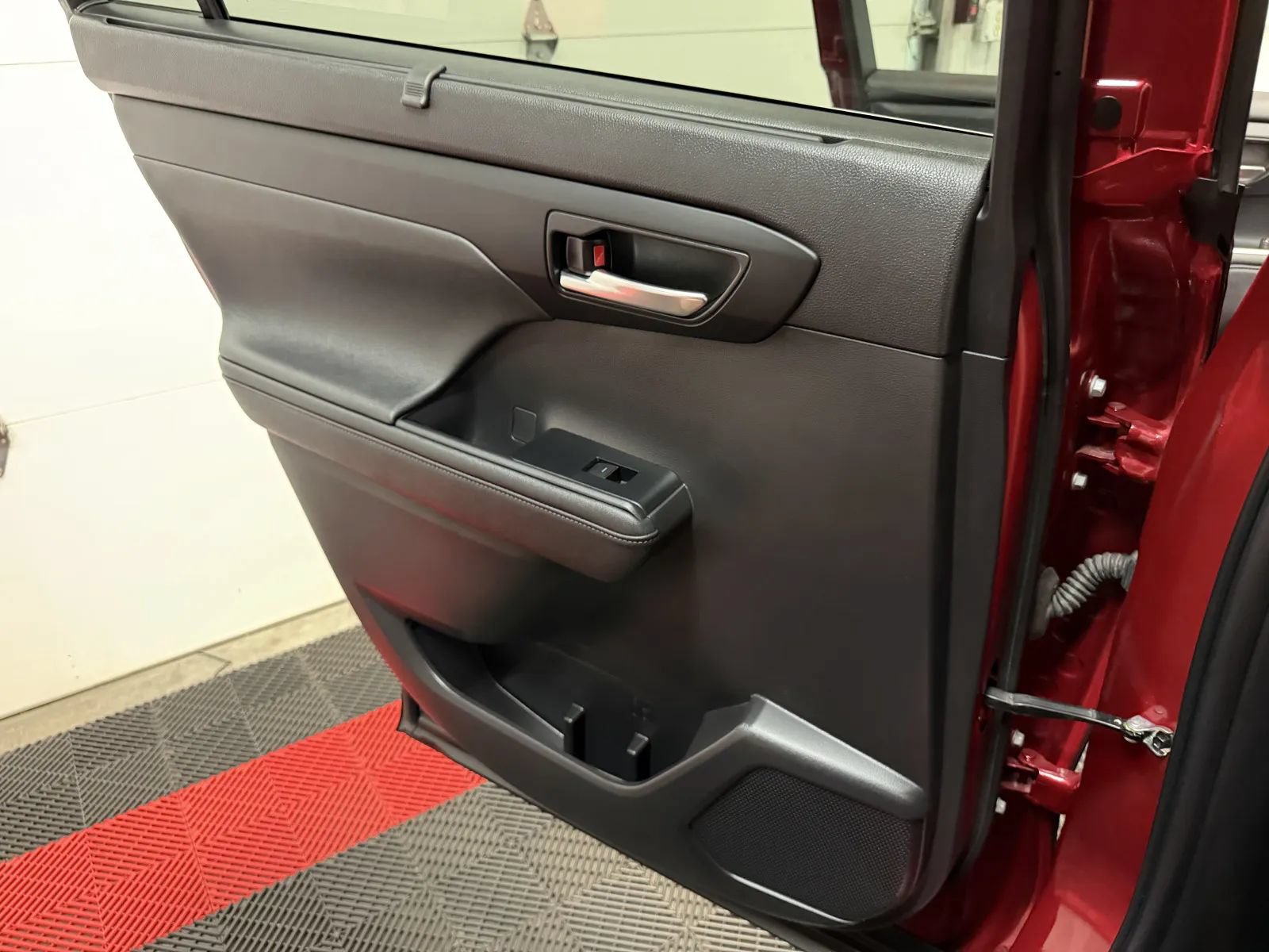 Used 2023 Toyota Highlander XLE FWD image 32