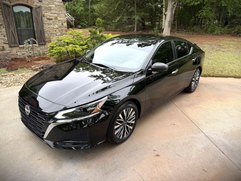 Used 2024 Nissan Altima 2.5 SV FWD image 1