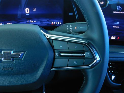 Used 2025 Chevrolet Suburban Z71 image 29