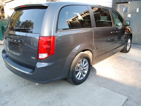 Used 2016 Dodge Grand Caravan image 5