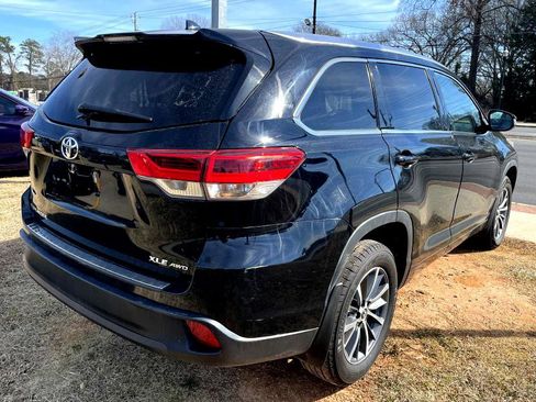 Used 2017 Toyota Highlander SE image 6