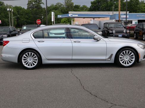 Used 2019 BMW 740i xDrive UNAVAIL AWD/4WD image 9