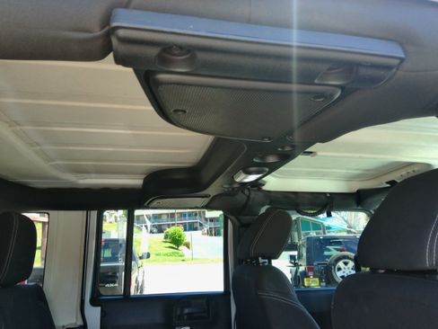 Used 2015 Jeep Wrangler 4WD Unlimited Sahara image 39