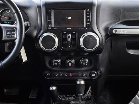 Used 2014 Jeep Wrangler Unlimited Sahara image 19