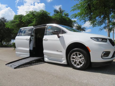 Used 2024 Chrysler Pacifica Touring-L image 21