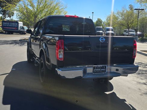 Used 2011 Nissan Frontier SE image 10