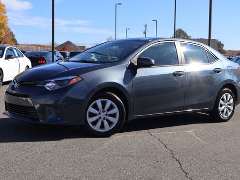 Used 2015 Toyota Corolla LE image 2