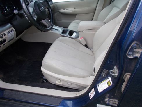 Used 2010 Subaru Outback 2.5i Premium AWD/4WD image 7