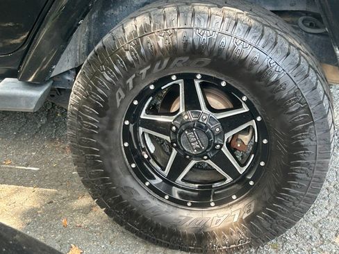 Used 2013 Jeep Wrangler 4WD Unlimited Sahara image 25