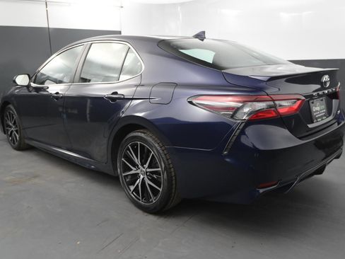 Used 2022 Toyota Camry SE image 3