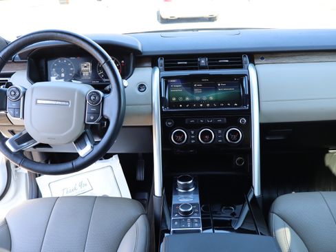 Used 2018 Land Rover Discovery HSE image 19