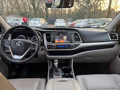 Used 2017 Toyota Highlander XLE image 12