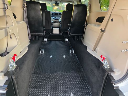 Used 2022 Chrysler Voyager LX image 18