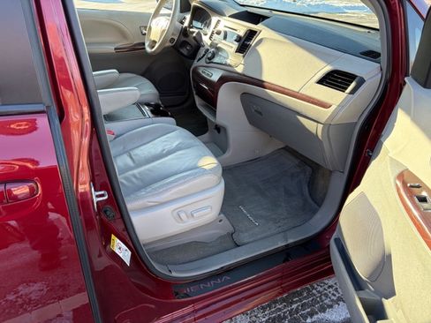 Used 2013 Toyota Sienna XLE image 7