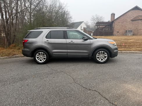 Used 2014 Ford Explorer XLT image 2