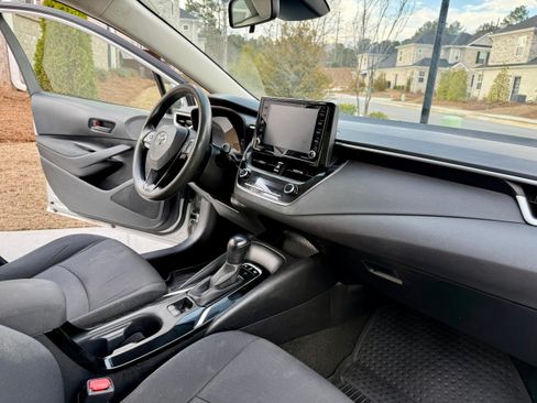 Used 2022 Toyota Corolla LE image 9