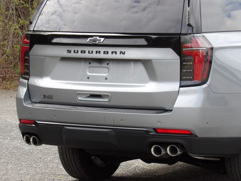 Used 2025 Chevrolet Suburban RST image 12