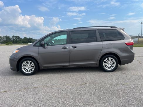 Used 2017 Toyota Sienna XLE Minivan FWD image 4